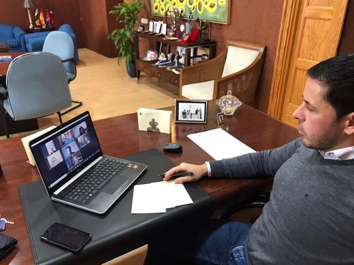 El alcalde de Telde durante la reunión telemática con representantes de la ZCVA de Los Llanos y la concejala de Desarrollo Local, Lidia Mejias (Foto TA)